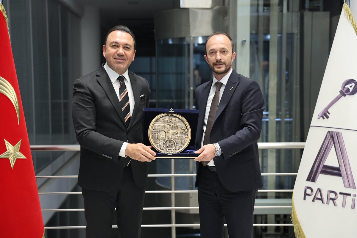 anahtarparti06's tweet photo. Teşkilat Vizyonu Bölge İl Başkanları Toplantımızın İkincisini Ankara’da Gerçekleştirdik.

Teşkilat Başkanımız Sn. Tahir Teşkinkılıç ve Başkan Yardımcımız Sn. Berat Akkaş’ın katılımlarıyla; Ankara, Kırıkkale, Yozgat, Çorum, Çankırı, Bilecik, Kırşehir, Zonguldak, Bartın, Karabük, Kastamonu, Bolu ve Sakarya İl Başkanlarımızla Ankara’da bir araya geldik.

Bölgemizdeki teşkilat çalışmalarımızı, sahadaki gelişmeleri ve önümüzdeki dönemde atacağımız adımları kapsamlı şekilde ele aldığımız toplantımızda, il teşkilatlarımızın görüş ve önerilerini karşılıklı olarak değerlendirdik.

Ankara’nın ev sahipliğinde gerçekleşen bu buluşma; birlik ve beraberliğimizi pekiştiren, teşkilatlarımız arasındaki koordinasyonu güçlendiren önemli bir istişare zemini oldu.

Milletimizin beklentilerini merkeze alan, sahadan beslenen ve ortak akılla şekillenen güçlü teşkilat yapımızla çalışmalarımızı kararlılıkla sürdüreceğiz.

Ortak akıldan, İleri Türkiye’ye!