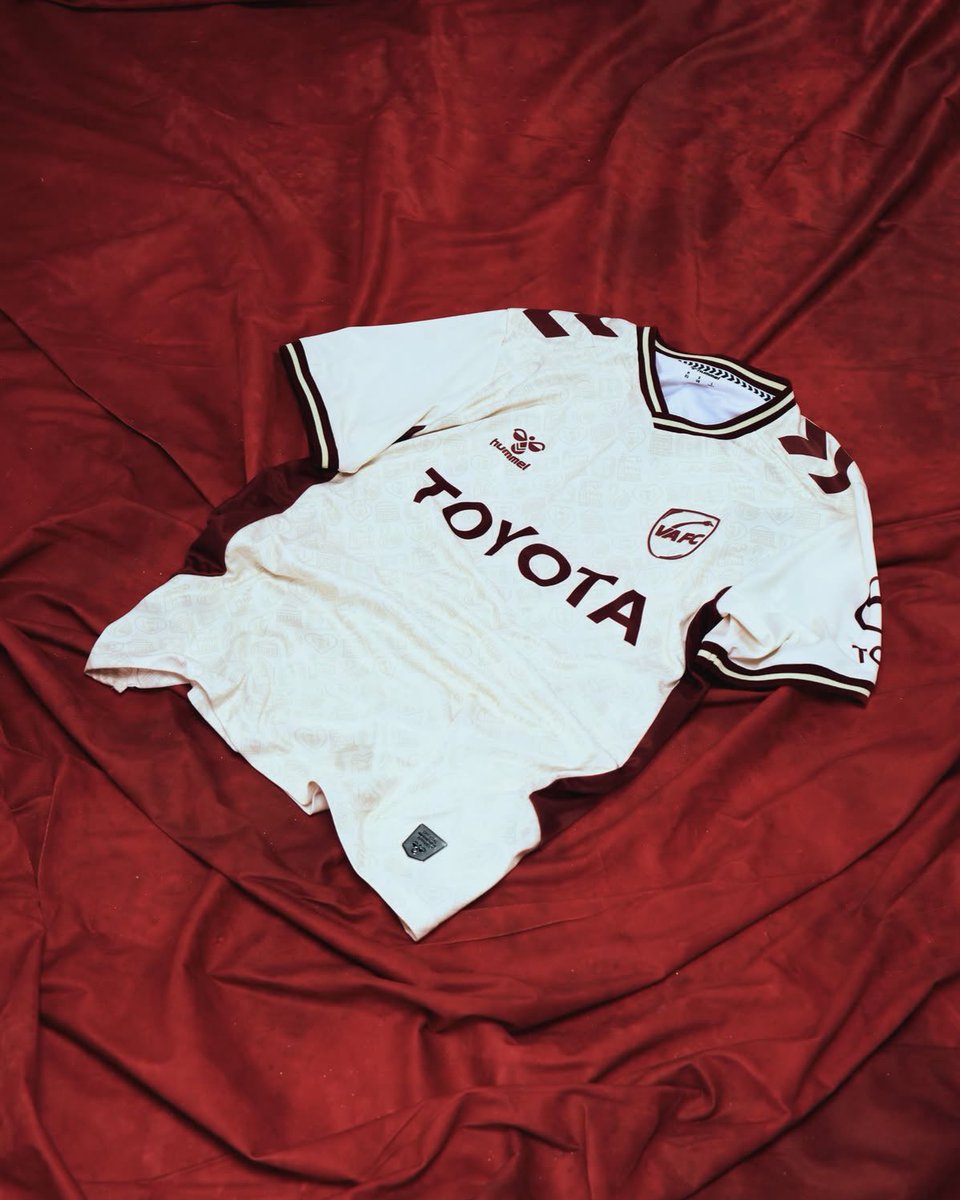 DegaineSo's tweet photo. Les maillots hummel de Valenciennes cette saison, c’est quand même très costaud 😮‍💨 https://t.co/tQnAW73DCX
