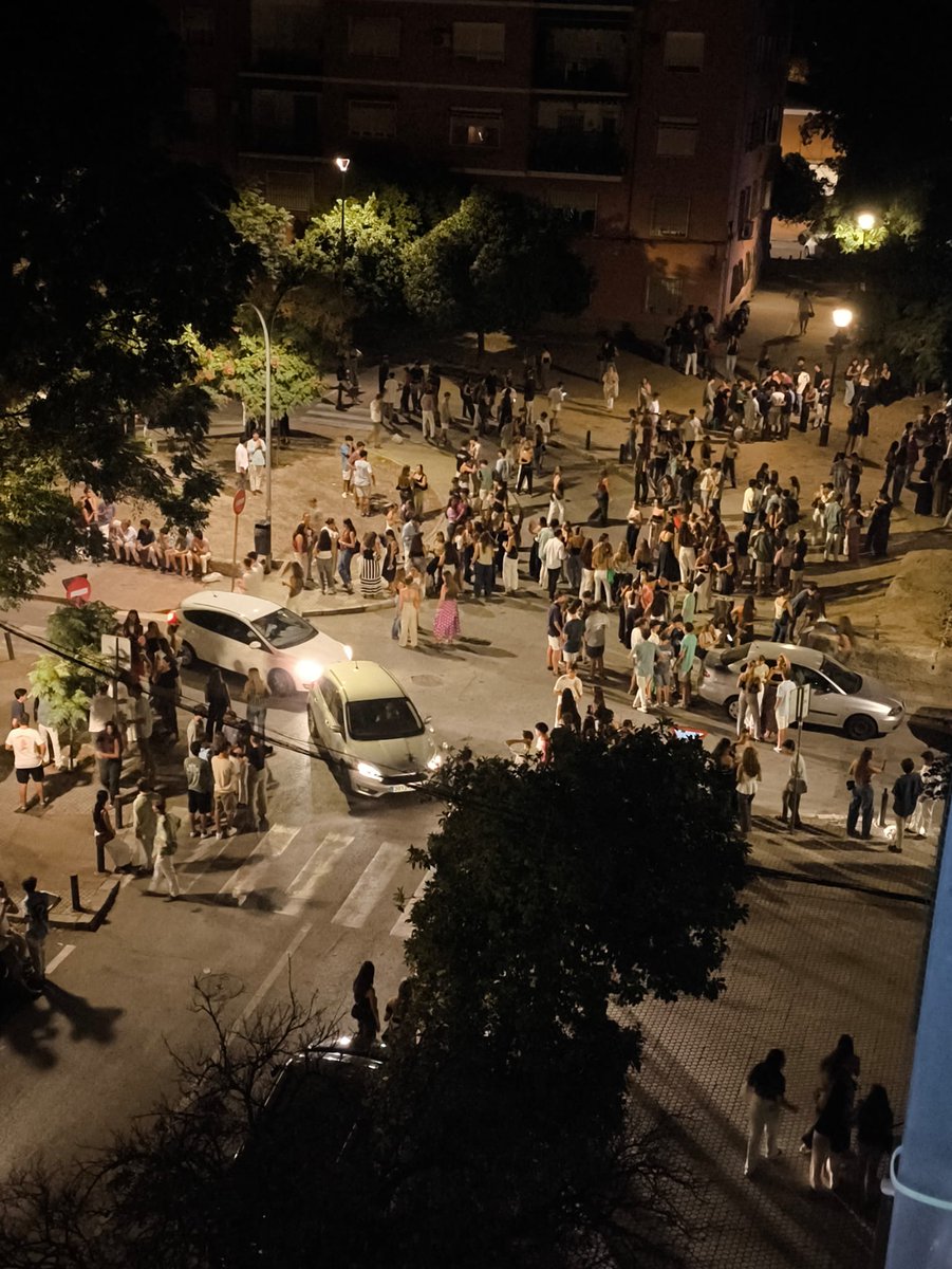 poder_civico's tweet photo. Parte del botellón de ayer noche
Calles caídas: Salmedina, Tarfia, Azpo. Juan José Asenjo, Lorenzo de Sepúlveda, Chaves rey, Sor Gregoria de Santa teresa, Pedro Fernández Moreno, Domingo Molina. Todo el Sector Sur, en mayor o menor medida, fue víctima del botellón. Si la prensa sigue permitiendo que esto no salga en los medios, seremos siempre ña #SevillaTercerMundista. Ni en marcha ni en nada. Seguiremos siendo líderes de los barrios más pobres de España y de una economía de subsistencia.
Tenemos que agradecer al @PPAytoSevilla @jlsanzalcalde @floresberenguer @AlvaroPimentelS  @guzmanbyrne la inacción ante este problema que lleva demasiado tiempo enquistado en estas calles.
QUE NO SE LE OCURRA A NADIE COMPRAR UNA VIVIENDA EN LA AMPLIACIÓN DEL SECTOR SUR (Para los cursis, Distrito Urbano Portuario) DE @RafaCarmonaAND RUIDO Y MIERDA ASEGURADA TODAS LAS NOCHES. Es lo que nunca les contarán @mariodaza85 y @Javi_Macias desde @abcdesevilla 
CC: @Navarroantolin @juanpress @JuanRuesga @alamedera @aycarmelaaaaa @djgeniz @diariosevilla @j_a_carrizosa @fperezavila 
CC: @rafa_arandau @2imori @victoriafloher @elcorreoweb 
CC: @alberto_romera @101TVSevilla 
CC: @lavozdelsures 
CC: @elpespunte
CC: @SalomonHachuel @RadioSevilla @sonsolesferrin 
CC: @susavaldes @soychema @ondacero_sev 
CC: @isabelcampos7 @CanalSurRadio
CC: @Viva_Sevilla @Mc_Toro @7TVSevilla 
CC: @SevillaActual 
CC: @RNEAndalucia @RTVEAndalucia @ModestoBarragan @adirecto 
CC: @jmolivacope @COPESevilla 
CC: @SevillaPress @SevillaEfe @eldiarioes @EPAndalucia  @europapress @Sevillainf