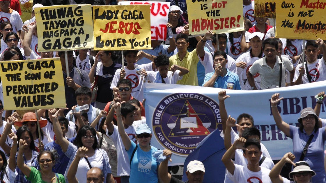 koomikinang's tweet photo. Pinoy protesters while singing Always Remember Us This Way https://t.co/kqFsiOGTPn