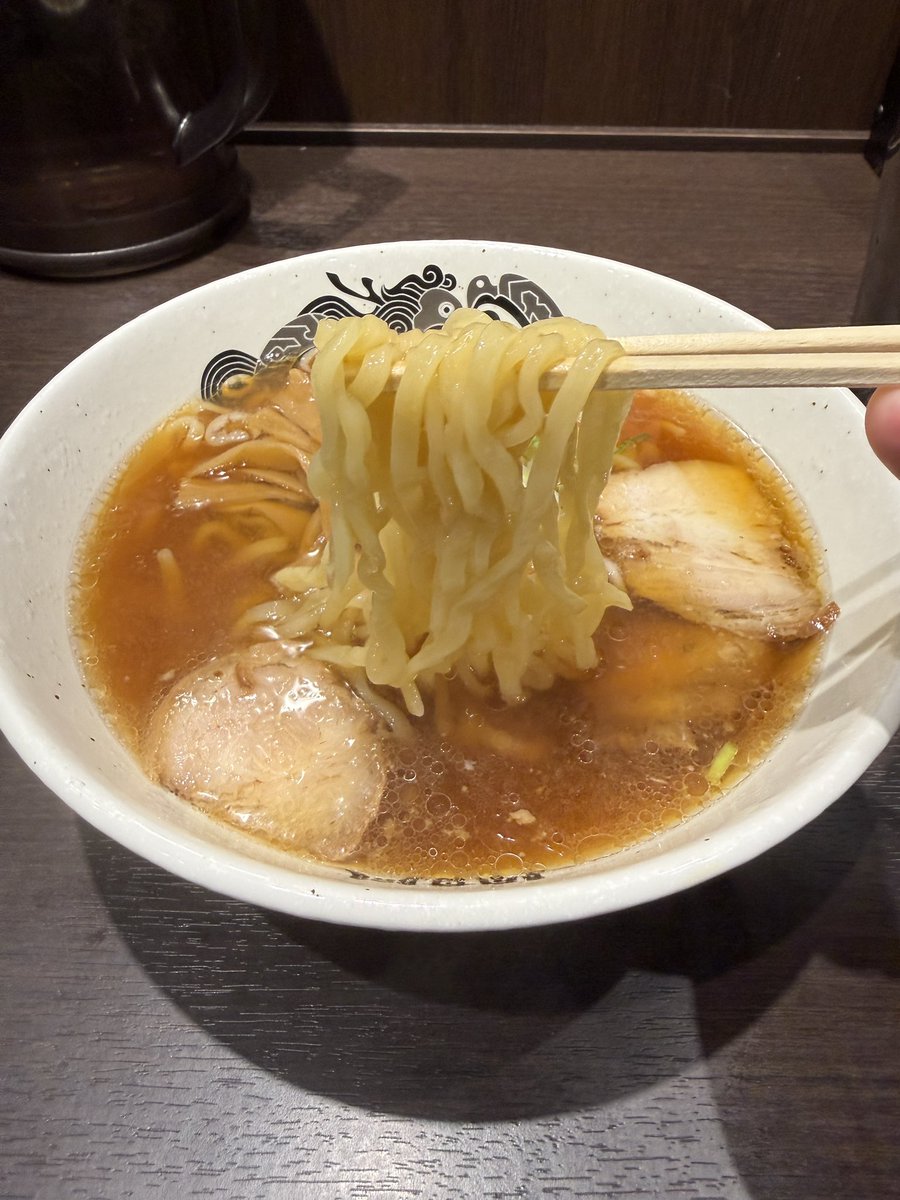 muuraa711's tweet photo. ザ・喜多方ラーメン
鶏がらスープの中華そば王道
焼豚が特徴的
〆のラーメン的な感じかな
期待していた驚きはなかった

#ラーメン #ramen #喜多方ラーメン #はせ川 #東京駅 https://t.co/pDvx9E1Jr6