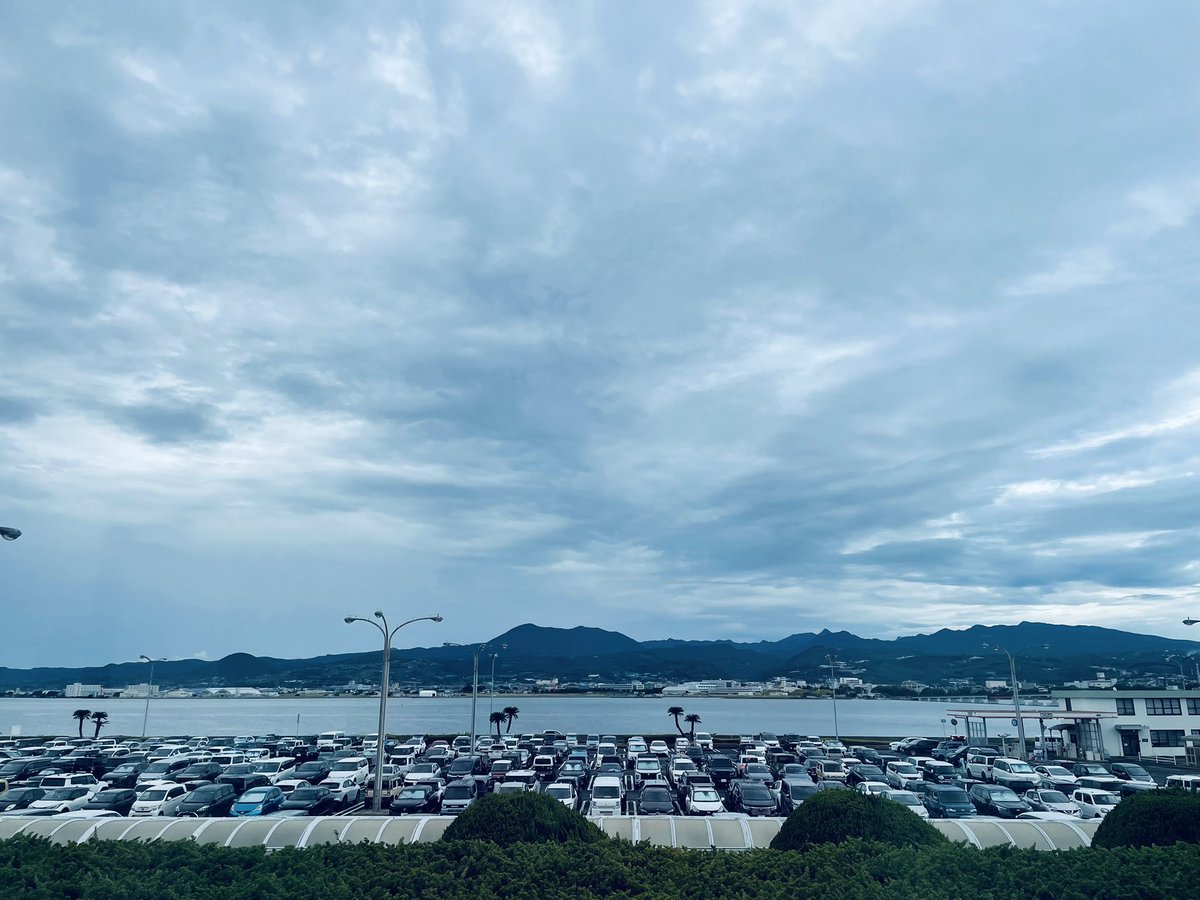 hikaru0084's tweet photo. 北九州〜長崎の旅✨
なんだか弾丸だな

いまもう長崎空港です

市内からけっこう遠くて
空港ないでなんか食べよ。と
軽く考えてたら
時間もそんななくて

ちゃんぽん。にした

カステラもww

ショーは
めちゃくちゃ盛り上がって✨
それだけで充実した長崎旅でした

飛行機も飛ぶみたいだし✨らっきー https://t.co/lo5Aca4Zpt