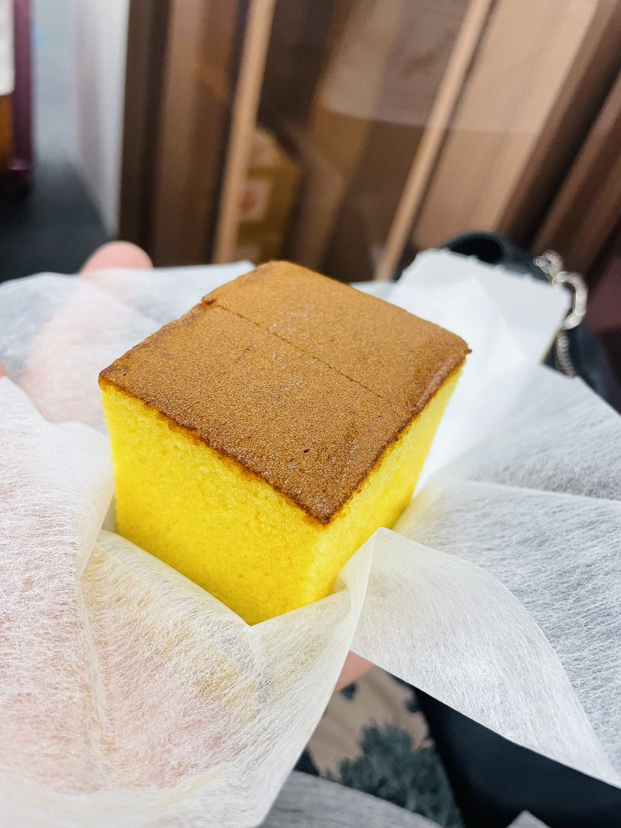 hikaru0084's tweet photo. 北九州〜長崎の旅✨
なんだか弾丸だな

いまもう長崎空港です

市内からけっこう遠くて
空港ないでなんか食べよ。と
軽く考えてたら
時間もそんななくて

ちゃんぽん。にした

カステラもww

ショーは
めちゃくちゃ盛り上がって✨
それだけで充実した長崎旅でした

飛行機も飛ぶみたいだし✨らっきー https://t.co/lo5Aca4Zpt