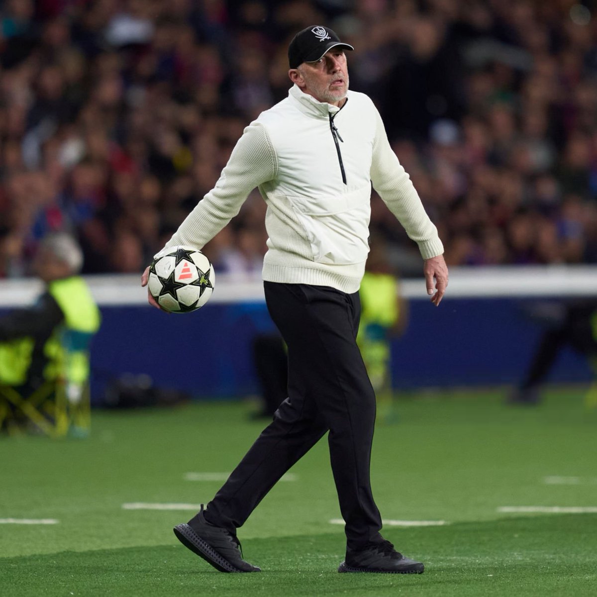 ActuL1_'s tweet photo. Le combat secret d'Éric Roy 🇫🇷 contre la maladie pendant la Ligue des Champions ! 🙏🇪🇺

Sa femme revient sur le quotidien de l'ancien coach de Brest durant la saison 2024-2025 :

« Avant certaines rencontres, il se cachait dans les vestiaires pour résister aux effets secondaires horribles de la chimio. Le CHU a adapté son traitement au calendrier europ��en. » 🏥

L'ex-technicien brestois s'efforçait de faire illusion devant son groupe jusqu'au bout :

« Il donnait le change dans son métier. Mais dès qu'il montait dans la voiture avec moi, le masque tombait. » 💔

Un courage et une force exemplaires. Respect immense. 👏✨

(@le_Parisien)