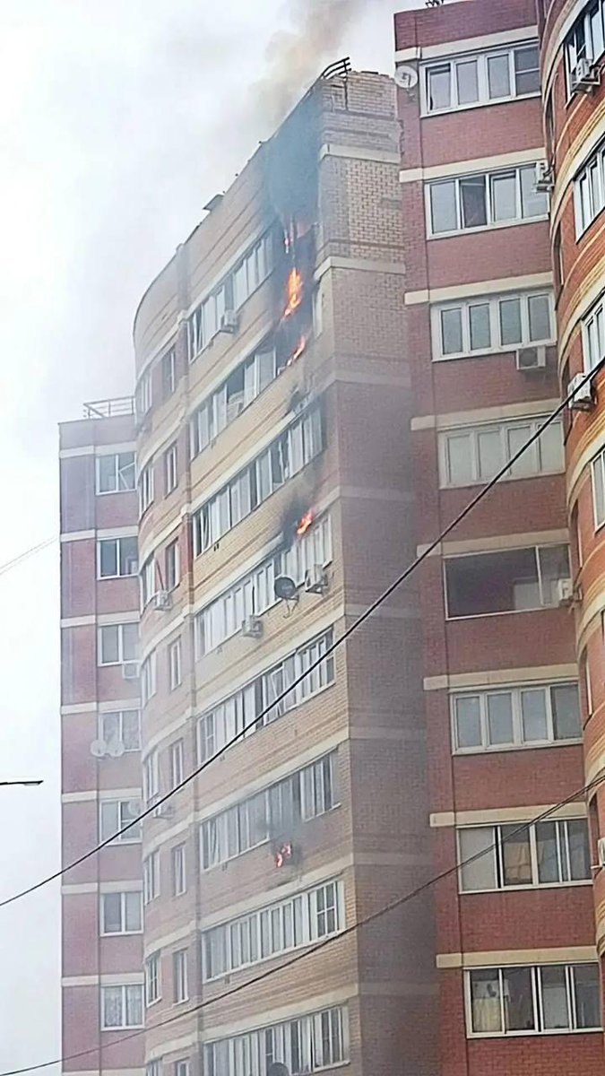 thecaspianpost's tweet photo. 🔴Drones attack Moscow Region: two apartment buildings and a factory damaged  

According to Moscow Region Governor Andrei Vorobyov, 56 drones were shot down over the region overnight, while the attack was still ongoing. One drone struck an apartment building in Kubinka, causing fires on three floors, while another damaged a building in Pavlovsky Posad, blowing out windows in eight apartments.

In the village of Bolshoye Bunkovo, a drone struck the territory of a factory, sparking a fire. It was not immediately clear which facility was targeted.