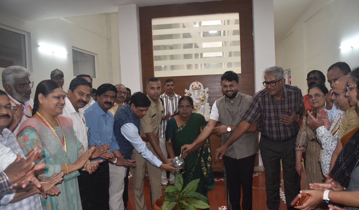 ZP_Belagavi's tweet photo. ಬೆಳಗಾವಿ: ಜಿಲ್ಲಾ ಪಂಚಾಯತ ವತಿಯಿಂದ ಶಿಕ್ಷಕರ ದಿನಾಚರಣೆ ಅಂಗವಾಗಿ ಇಂದು ಜಿಲ್ಲಾದ್ಯಂತ ಆಯೋಜಿಸಿರುವ ಸ್ವಯಂ ಪ್ರೇರಿತ ರಕ್ತದಾನ ಶಿಬಿರಕ್ಕೆ ಬಿಮ್ಸ್ ಸೂಪರ್ ಸ್ಪೆಶಾಲಿಟಿ ಆಸ್ಪತ್ರೆಯಲ್ಲಿ ಮಾನ್ಯ ಪ್ರಾದೇಶಿಕ ಆಯುಕ್ತರಾದ ಶ್ರೀಮತಿ ಜಾನಕಿ ಕೆ.ಎಮ್. ರವರು ಚಾಲನೆ ನೀಡಿದರು. 
ಶಿಬಿರಕ್ಕೆ ಜಿಲ್ಲಾದ್ಯಂತ ಅಭೂತಪೂರ್ವ ಸ್ಪಂದನೆ ವ್ಯಕ್ತವಾಗಿದೆ. https://t.co/KuqNMra5Td