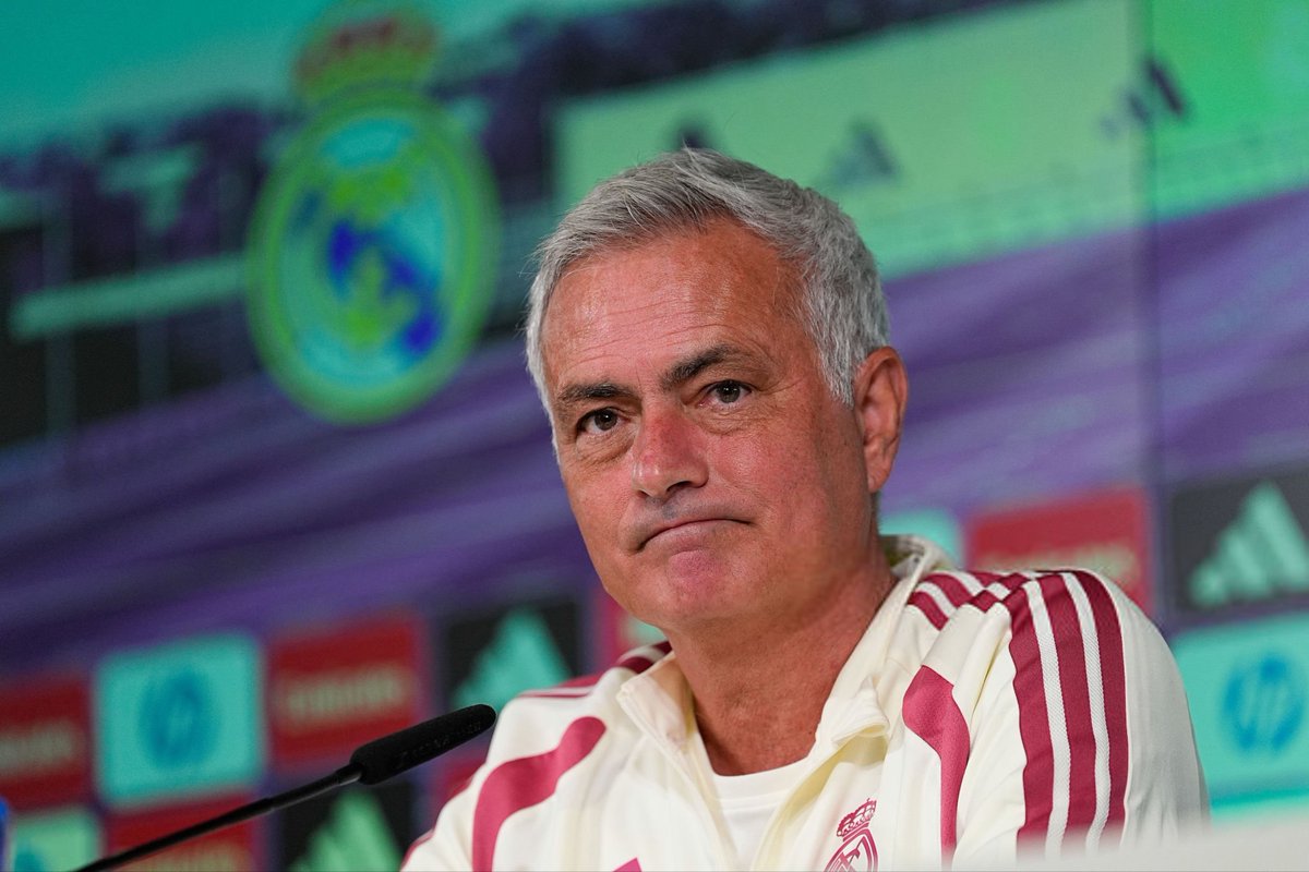 M10GOAT's tweet photo. اعتزال ميسي❓

🚨 جوزيه مورينهو: "الحديث عن ميسي معقد، لا يوجد الكثير مما يمكن قوله عنه، ولا توجد كلمات قادرة على وصف جودته كلاعب. 

لقد وصل إلى كأس العالم وهو في سن الـ38 أو الـ39، ومع ذلك ظهر بالمستوى الذي رأيناه جميعًا.

إنه من نوعية اللاعبين الذين ستفتقدهم حقًا، لذلك سيكون علينا مشاهدة بعض مباريات الدوري الأمريكي.

وهو أمر لا أفضّله كثيرًا، حتى نستمتع بهذه السنوات الأخيرة من مسيرته.

لأنه أحد أولئك اللاعبين الذين، كما قلت سابقًا في أحد المؤتمرات الصحفية، ستفتقدهم دائمًا. 

وبلا شك، ميسي واحد من أبرز اللاعبين الذين شهدهم جيلنا."