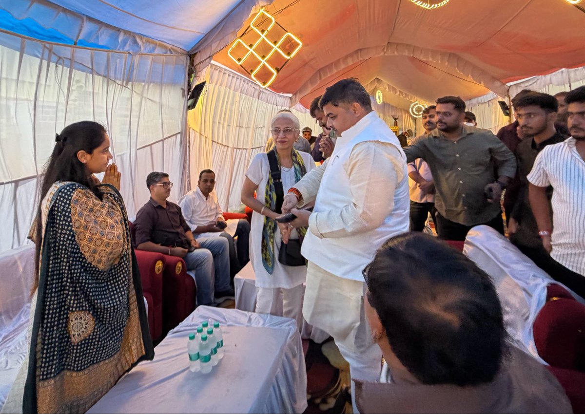 AnkitParihar9's tweet photo. वरिष्ठ पत्रकार श्रीमती प्रज्ञा मिश्रा जी की बहन ‘दिव्या मिश्रा जी’ के त्रयोदशी संस्कार कार्यक्रम में उन्हें श्रद्धांजलि अर्पित की... ईश्वर महान आत्मा को शान्ति प्रदान करें।
ओम शांति। https://t.co/bJKrSYiL3x