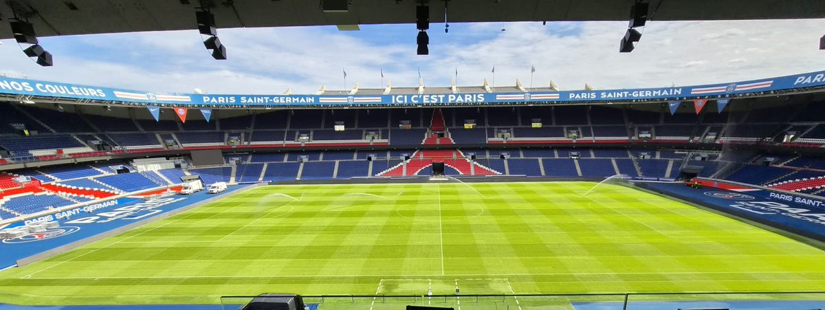 MegaPSG_'s tweet photo. 🔴🔵 La nouvelle pelouse du Parc des Princes.

(@bruno_salomon 📸) https://t.co/KWjOttok1o