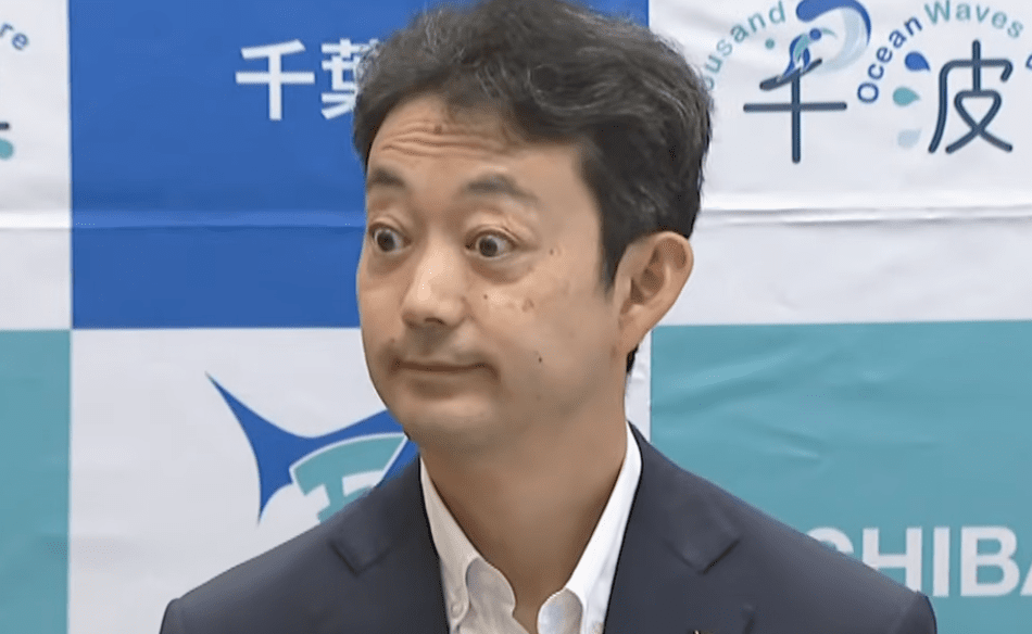turningpointjpn's tweet photo. 千葉県知事・熊谷俊人　朝鮮総連「主管」の関東大震災朝鮮人追悼式に公費で弔電・生花　3年連続→批判殺到

県側は、主管が朝鮮総連千葉県本部の委員長だと知ったうえで応じたと認めている。

だったらなおさら聞きたい。

なぜ公費なんだ？
追悼したいなら、私費で出せ。

その一方で、千葉県では豪雨被害への対応が必要になっている。

だったら、そっちに1円でも多く回すべきじゃないのか。

でも、県民から集めた税金を使う以上、

「誰が主催する行事なのか？」 「なぜ公費を使うのか」
くらいは、県民が納得できる説明すべきだろ！？

いいか、朝鮮総連主催だぞ。どこの国の知事だ！

知事の「お気持ち」に使う金じゃない。
公費なら、まず県民のために使えよ。

そんな金があったら、千葉豪雨に苦しんでいる人に1円でも多く出せや。
千葉県民は怒ったほうがいいし、怒らなきゃダメだ。