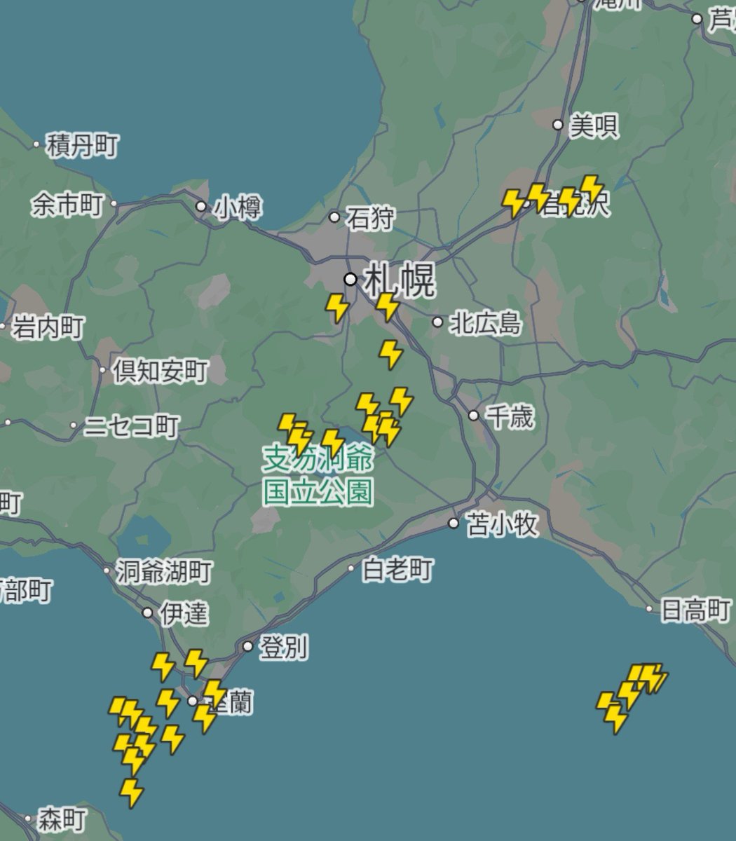 sapporolife2021's tweet photo. 札幌中心部はまだ雨こらえてるけど、周辺カミナリ落ちまくり⛈️（17:20） https://t.co/AI0iJReyOM