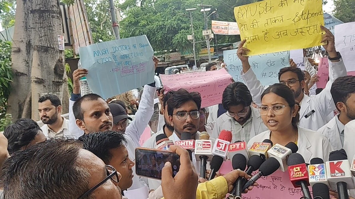 NarendraRaj2p's tweet photo. JUST AS MBBS &amp; MDS STIPEND WAS INCREASED, IT'S TIME FOR AYUSH COURSES !
@ayushupdept
@dayalugurubjp @SureshKKhanna @CMOfficeUP
@upayushdept @moayush
#25kforAYUSH #hikeAYUSHstipend #AYUSHInternsUP https://t.co/N8DfgIzx9O