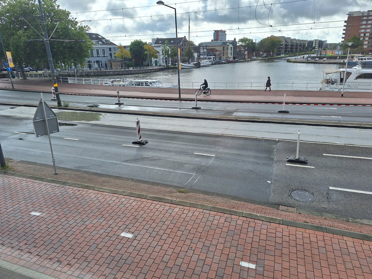 WestvestEO's tweet photo. @gemeentedelft Na 4 dagen repareren is het gelukt een kuil te maken waar water in blijft staan en kijken bewoners uit op 3 verschillende soorten asfalt. Het ziet en niet meer uit. https://t.co/yCE2OteWDh