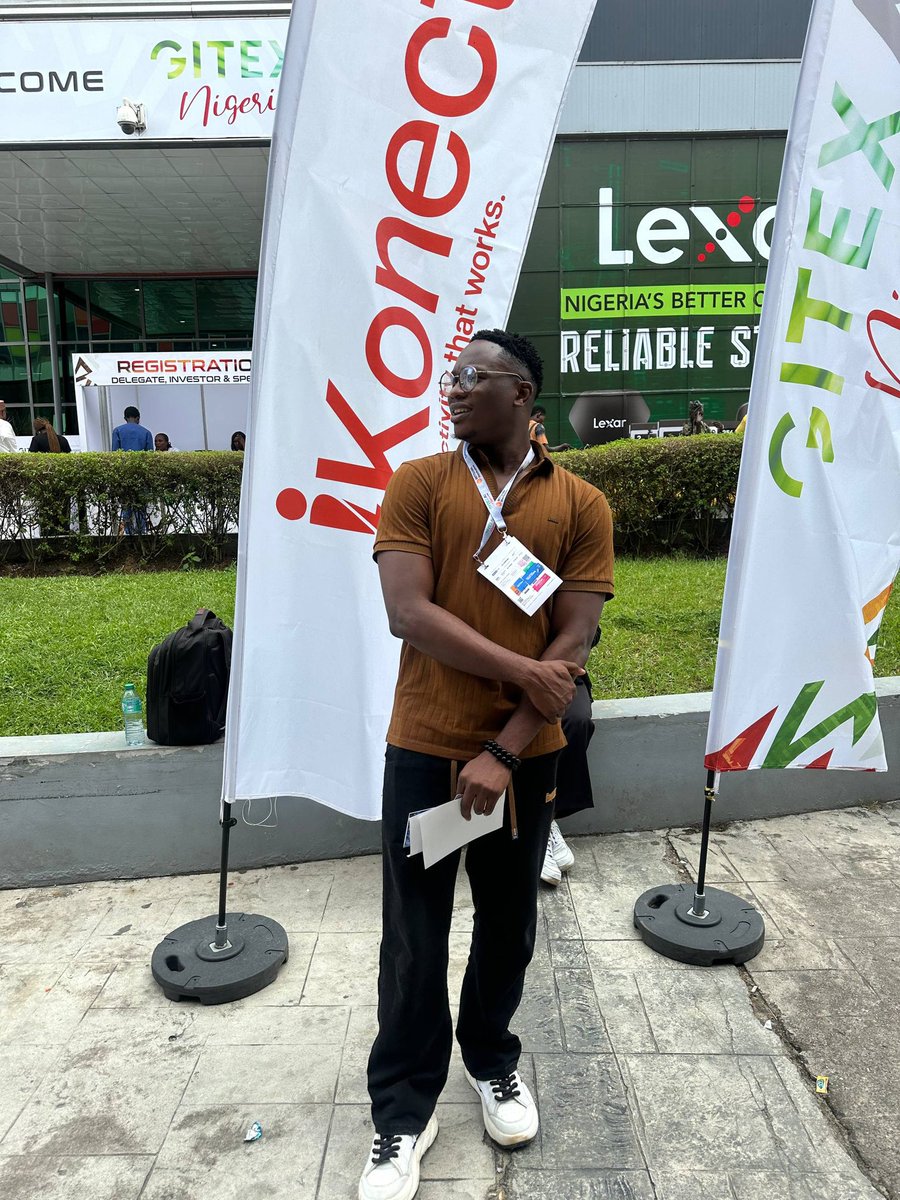 inspiration_gx's tweet photo. Spoke at a technical Solana workshop yesterday at @GITEXNG with @SuperteamNG and it's astonishing that a full room needed to solve their payments bottlenecks, and stablecoins effortlessly solve them https://t.co/IaEiFpDPFy