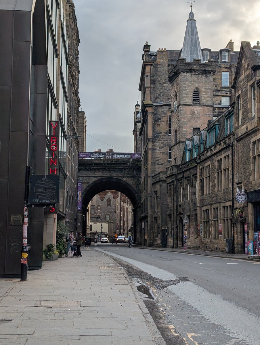 Imas_uni's tweet photo. Dulu aku mikir, kok bisa imajinasi JK rowling nulis Harry Potter dgn cerita segila n skeren itu,

Pas dikasih izin Allah buat bisa ke Edinburgh, aku paham

Gang gangnya aja se-aesthetic ituh 😭😭, semuanyaa lho

JK Rowling duduk seharian d cafe ya jelas kebayang bgt imajinasiny https://t.co/iaJJvOrNXB