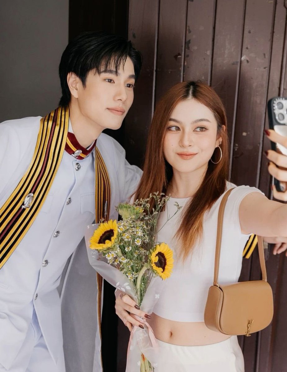 naravitaminz's tweet photo. "i'm so proud of u"         "and so am i"

#PrimGraduationDay 
#phuwintang #primiily https://t.co/lNVPeG2ruD