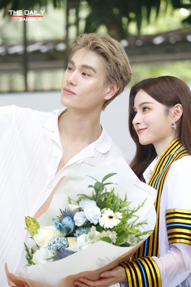 naravitaminz's tweet photo. "i'm so proud of u"         "and so am i"

#PrimGraduationDay 
#phuwintang #primiily https://t.co/lNVPeG2ruD