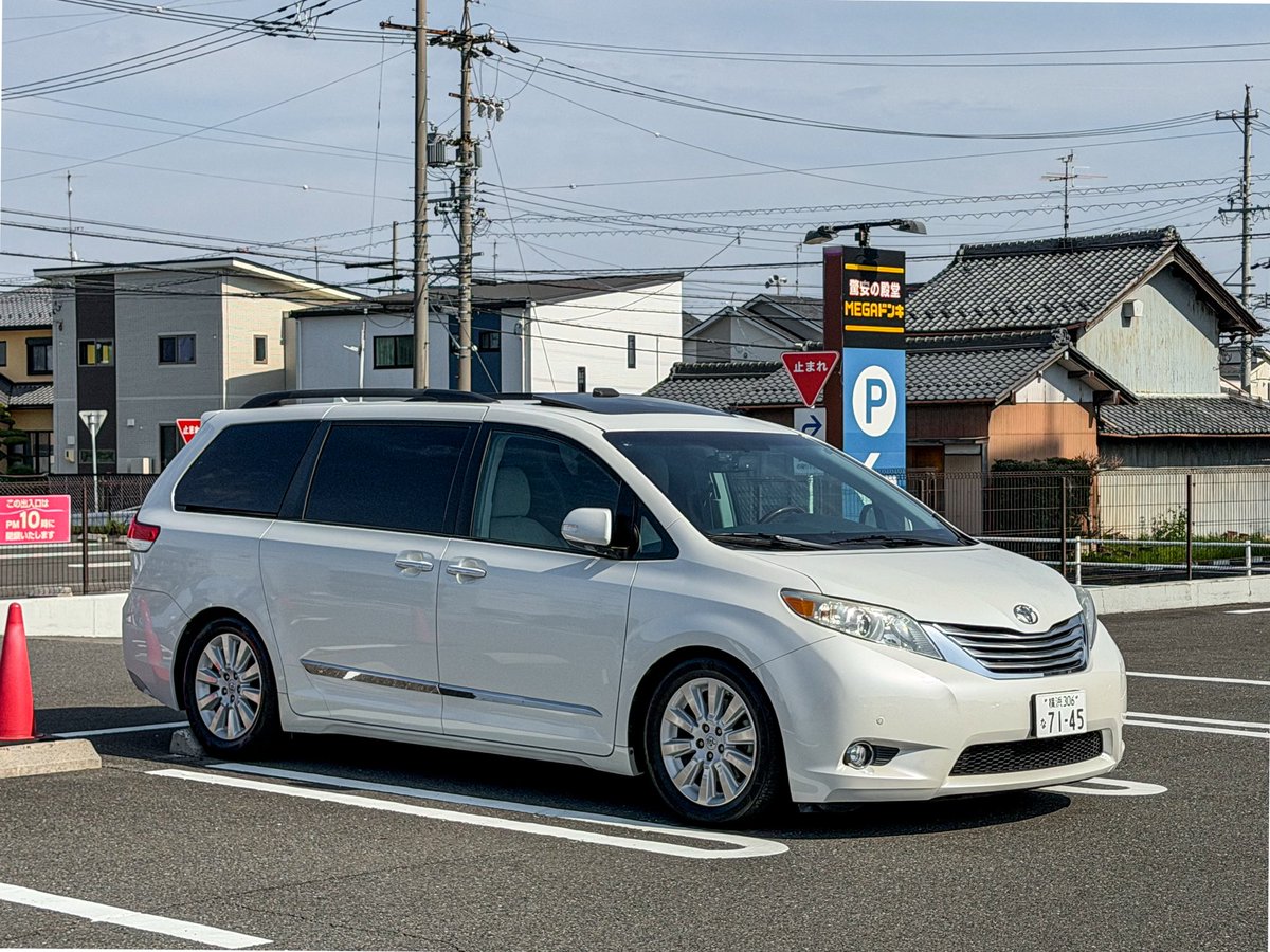 seno_maru11's tweet photo. 【売り】

SIENNA XLE Limited
車検2027年 7月
距離 87,000mi
価格270万円

特に不具合はなく、おそらく私で2オーナー目(不確定)
USあるあるの車検対策はしてある模様？

ダウンサスのみ

リミテッドには
プッシュスタート
ツインムーンルーフ
電動格納ミラー等
無くてはならない装備が満点です。 https://t.co/av7DIIJfqZ