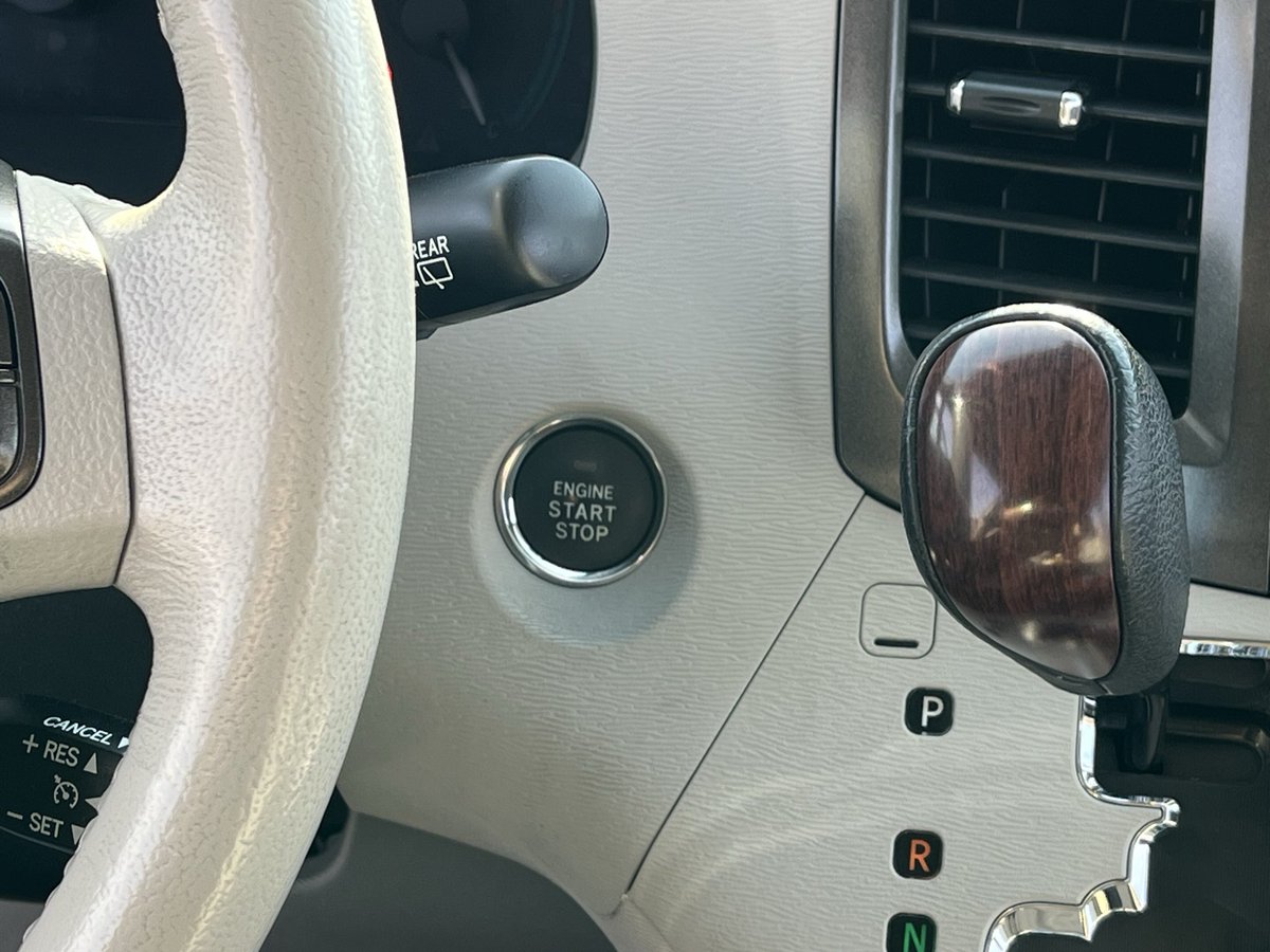 seno_maru11's tweet photo. 【売り】

SIENNA XLE Limited
車検2027年 7月
距離 87,000mi
価格270万円

特に不具合はなく、おそらく私で2オーナー目(不確定)
USあるあるの車検対策はしてある模様？

ダウンサスのみ

リミテッドには
プッシュスタート
ツインムーンルーフ
電動格納ミラー等
無くてはならない装備が満点です。 https://t.co/av7DIIJfqZ