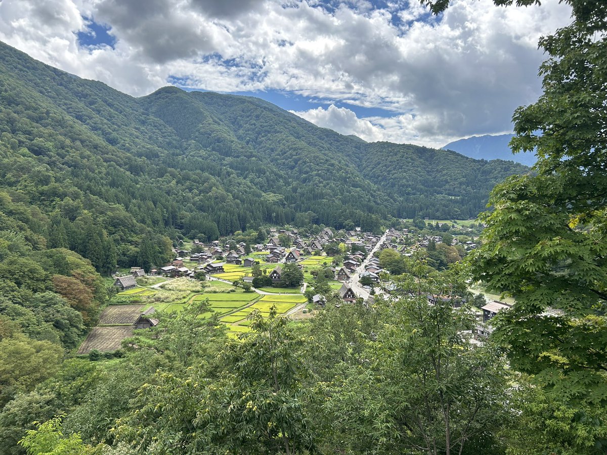 shoyo_fupo17's tweet photo. カン七・宮森とひぐらし聖地巡礼で白川郷に行きました❗️
中国人観光客としか思えない容貌なのと、BLEACHの話ばかりされて尸魂界の聖地巡礼に来ているのかと思いました https://t.co/4rArKFW2Nl