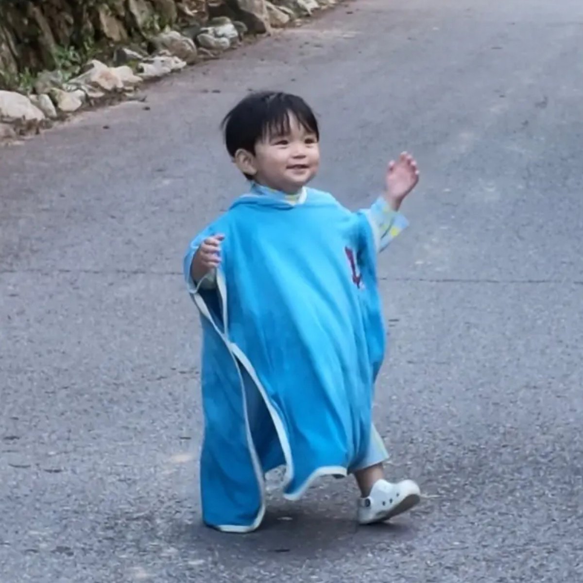 healbeom's tweet photo. yoojun's mom said that during the parenting diary he was afraid of alpacas, but now he has grown up, runs a lot and is not afraid of alpacas♡ he's so smiling and so sweet.🥺 https://t.co/xtsOxyoZue