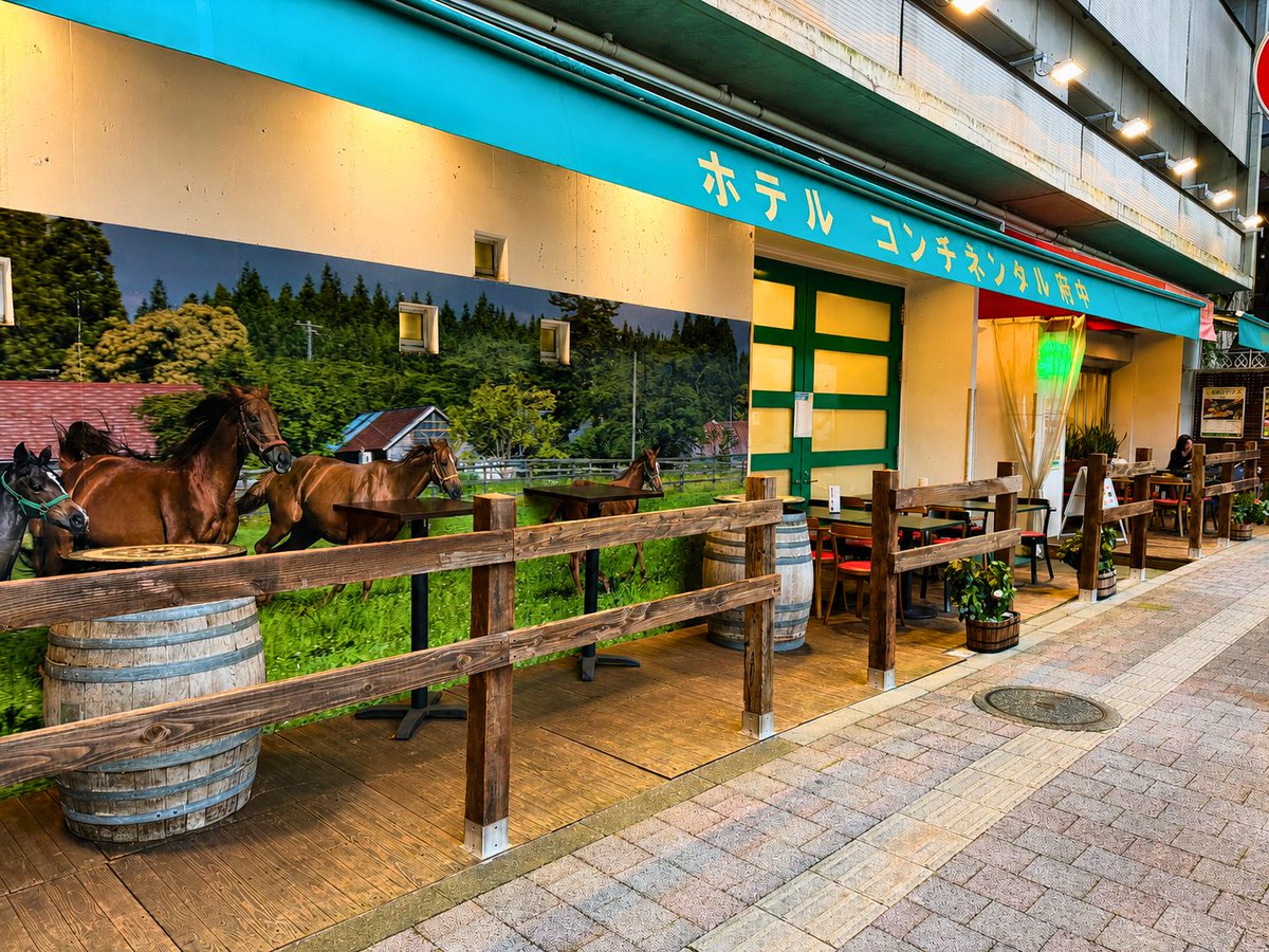 FuchuConti's tweet photo. ホテルコンチネンタル府中の本館・新館に、直営牧場「東北牧場」で実際に使われていた木材を活用した牧柵を設置しました。

馬がかじった跡も残る木材を、ヒノキ工芸の手で新たな姿へ。
青森と東京をつなぐ「自然と経済の循環」を象徴する牧柵です。
#ホテルコンチネンタル府中 #東北牧場 https://t.co/qDsRz87jrn