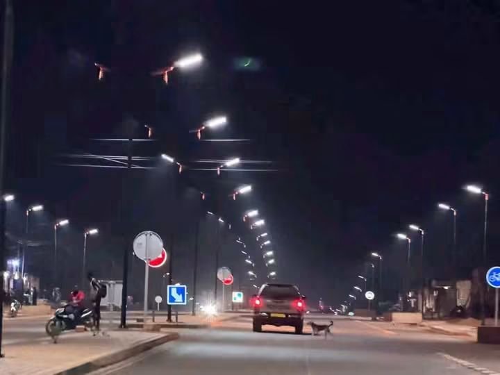 beyondB_DAG's tweet photo. 🇧🇫 BURKINA FASO: President Ibrahim Traoré is continuing his project to modernize the cities of Bobo-Dioulasso and Ouagadougou. Through this extensive program, several neighborhoods and urban axes are already benefiting from new lighting, giving the cities a more modern and attractive face.