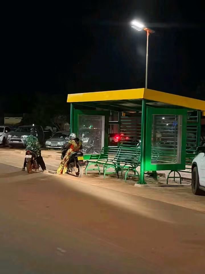 beyondB_DAG's tweet photo. 🇧🇫 BURKINA FASO: President Ibrahim Traoré is continuing his project to modernize the cities of Bobo-Dioulasso and Ouagadougou. Through this extensive program, several neighborhoods and urban axes are already benefiting from new lighting, giving the cities a more modern and attractive face.