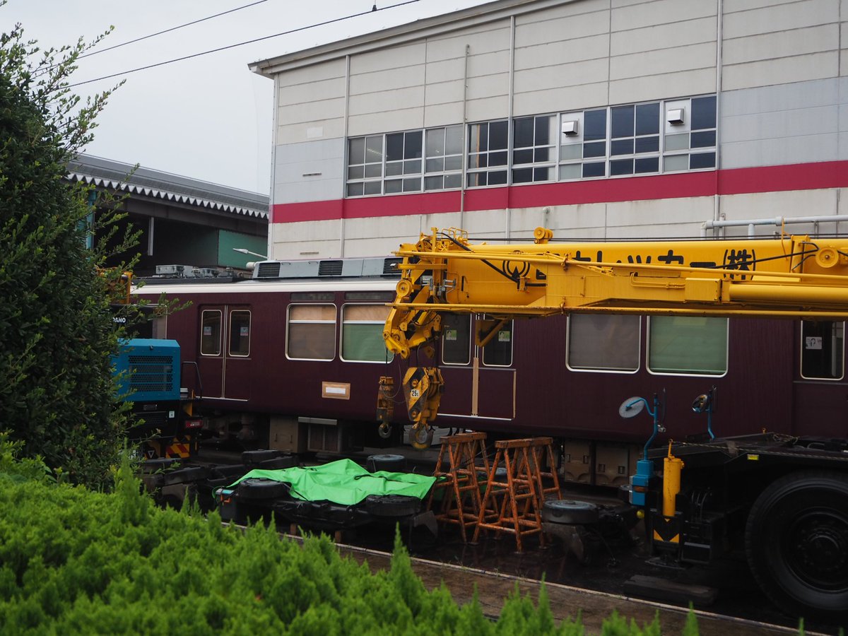 su_8200's tweet photo. うちが見に行ったときは、前面にブルーシートが被されていましたが、8200の見納め
そして他にも廃車になるみたいで・・ https://t.co/5Vvk7FbJGZ