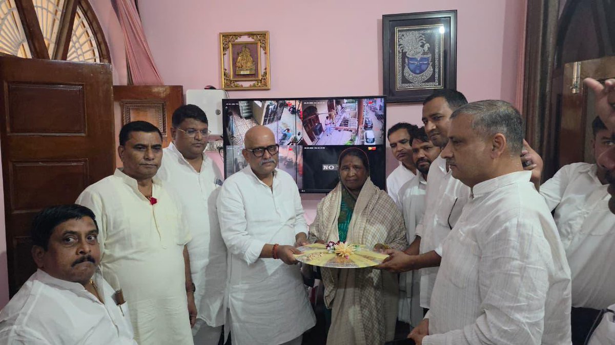 kashikirai's tweet photo. आज अपने जुझारू प्रदेश प्रवक्ता श्री कुंवर सिंह निषाद जी और उनकी माँ से मुलाकात कर उनका हाल जाना और हर स्तर पर न्याय का भरोसा दिलाया।

भाजपा सरकार के इशारे पर लाइव डिबेट में हमारे निषाद समाज के बेटे व कांग्रेस प्रवक्ता को अभद्र गालियां देकर भाजपा ने अपनी जनविरोधी और अहंकारी मानसिकता का परिचय दिया है। 

लेकिन ऐसी हरकतों से वे न तो कांग्रेस को डरा सकते हैं और न ही निषाद समाज की आवाज को दबा सकते हैं।

उत्तर प्रदेश की जनता सत्ता के इस घमंड और अराजकता का हिसाब जरूर करेगी। 

कांग्रेस हर मोड़ पर निषाद समाज ,देश की हर एक माँ और बहन के साथ मजबूती से खड़ी है।

📍मथुरा 

#AjayRai #CongressWithPeople #UPPolitics #JusticeForNishadFamily