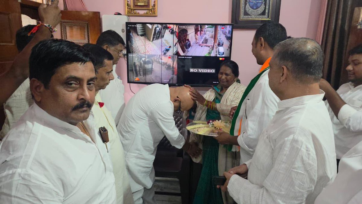 kashikirai's tweet photo. आज अपने जुझारू प्रदेश प्रवक्ता श्री कुंवर सिंह निषाद जी और उनकी माँ से मुलाकात कर उनका हाल जाना और हर स्तर पर न्याय का भरोसा दिलाया।

भाजपा सरकार के इशारे पर लाइव डिबेट में हमारे निषाद समाज के बेटे व कांग्रेस प्रवक्ता को अभद्र गालियां देकर भाजपा ने अपनी जनविरोधी और अहंकारी मानसिकता का परिचय दिया है। 

लेकिन ऐसी हरकतों से वे न तो कांग्रेस को डरा सकते हैं और न ही निषाद समाज की आवाज को दबा सकते हैं।

उत्तर प्रदेश की जनता सत्ता के इस घमंड और अराजकता का हिसाब जरूर करेगी। 

कांग्रेस हर मोड़ पर निषाद समाज ,देश की हर एक माँ और बहन के साथ मजबूती से खड़ी है।

📍मथुरा 

#AjayRai #CongressWithPeople #UPPolitics #JusticeForNishadFamily