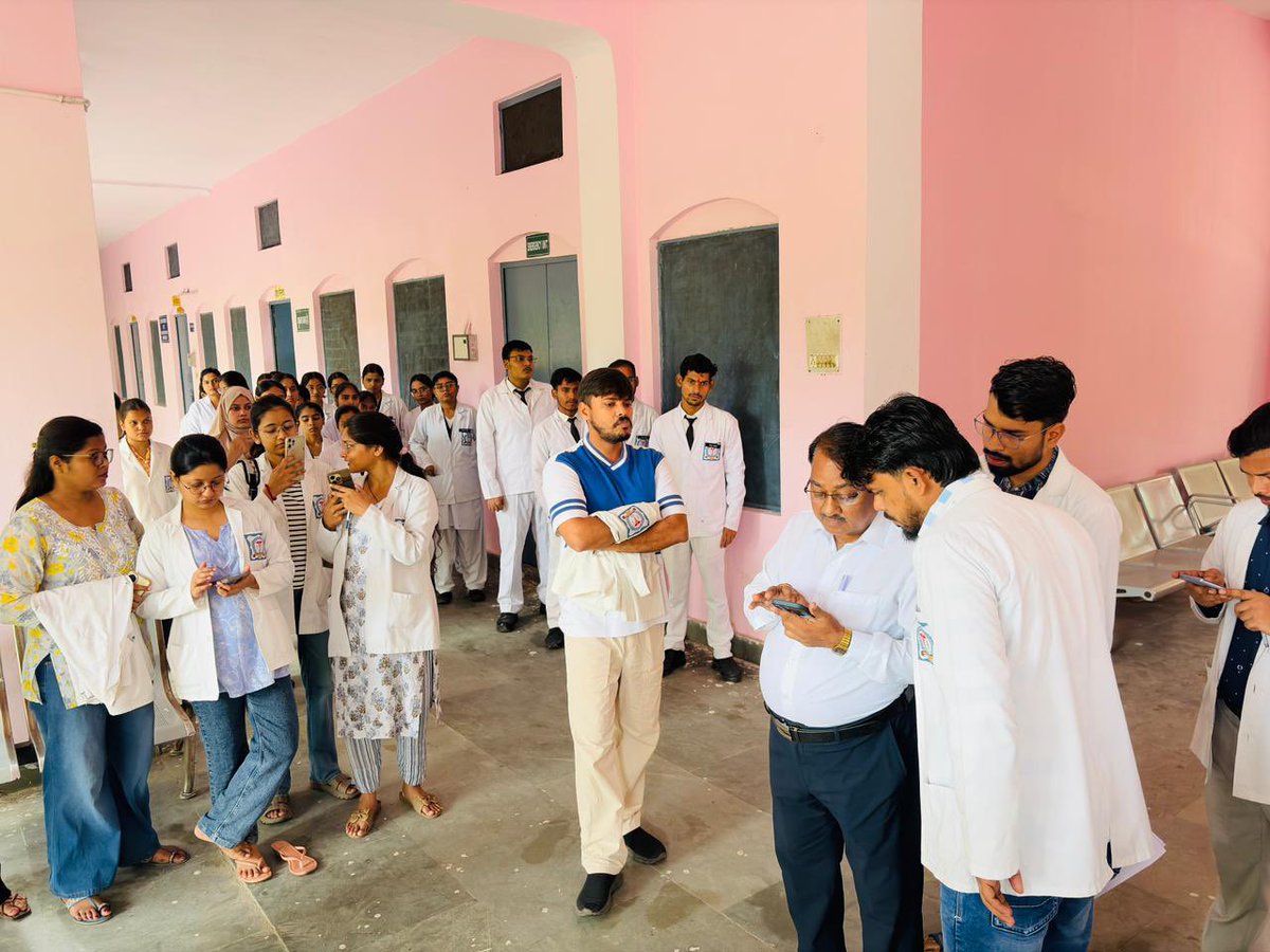 praveen97606236's tweet photo. उत्तर प्रदेश में AYUSH Interns को ₹7,500 stipend, जबकि जिम्मेदारियाँ वही। अब stipend में समानता जरूरी है।
@ayushupdept
@dayalugurubjp @SureshKKhanna @CMOfficeUP
@upayushdept @moayush
#25kforAYUSH
#hikeAYUSHstipend
#AYUSHInternsUP https://t.co/cXhqVurtTS