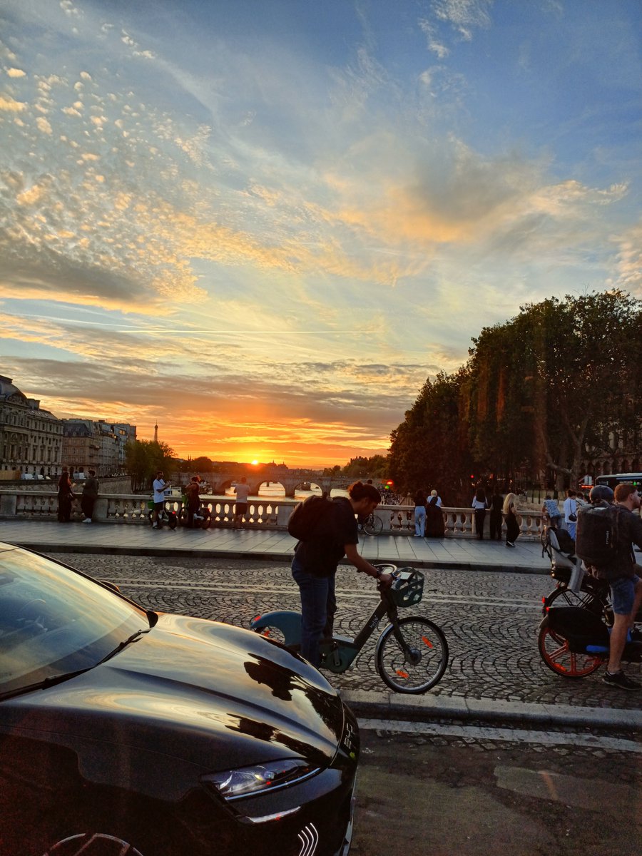 Duc_DOSTALY's tweet photo. Couché de soleil à Paris, profitent,les amis et les fans ! 
Sunset at Paris, enjoy the friends and fans ! https://t.co/z3o7x8bpN1