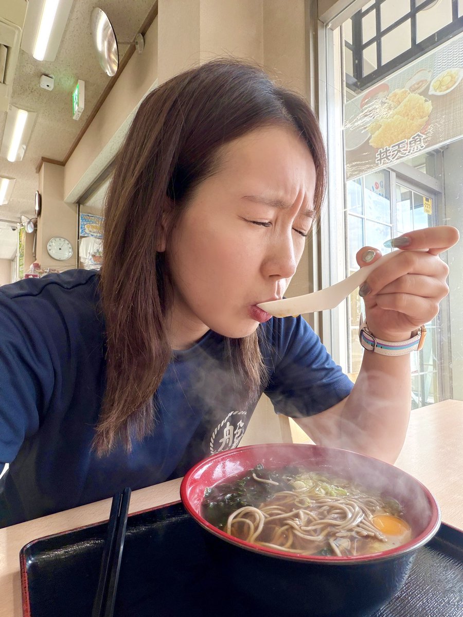 truckmeimei's tweet photo. 常磐道「いわき四倉」で休憩する25歳

入店してくる運転手"ほぼ全員"が
なぜか挨拶してくる中いただきます🤝😦 https://t.co/lI0xkJgefs