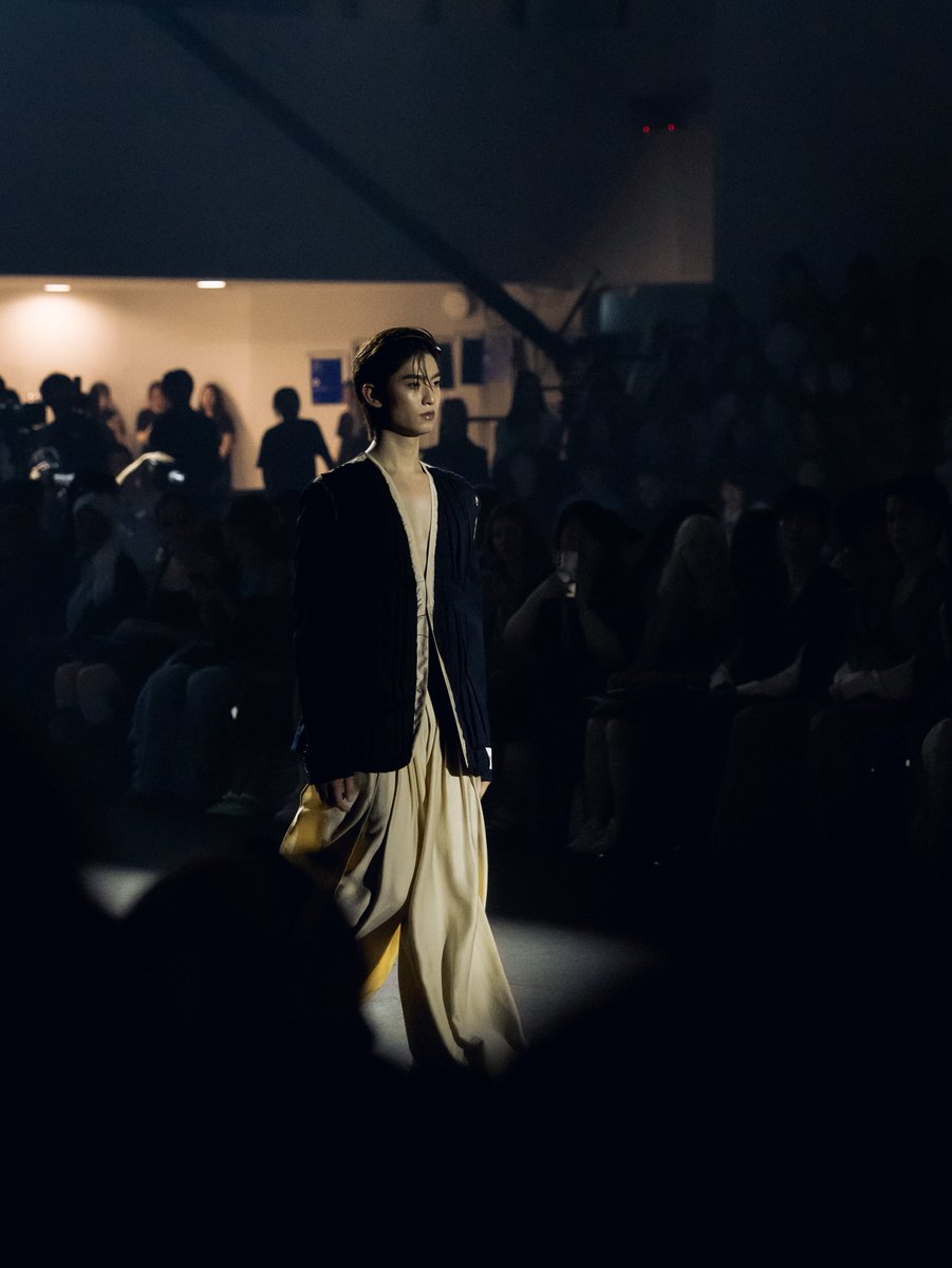 ELLEThailand's tweet photo. หล่อที่สุด! ชมโมเมนต์การปรากฎตัวบนรันเวย์ของโทมัส ธีรทัศน์ @tthomastc ที่โชว์ MMAM คอลเล็กชั่น Spring/Summer 2027 ที่โซลแฟชั่นวีควันนี้ ลุคนี้ให้กี่คะแนนดี? 

THOMASKONG IN SFWSS27
#ELLEThailand
 #MMAMSS27RUNWAYXTMK
#MMAM
#seoulfashionweek2027ss  
#ThomasKong https://t.co/051XzgtDrM