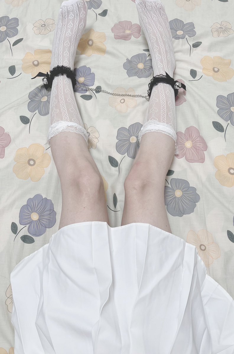 luoxuechaa6we's tweet photo. 男娘的腿子最棒了，初来乍到拍照技术还很烂喵 #男娘 #黑白双煞 https://t.co/3sYZA3Zl0t