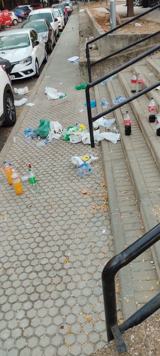 poder_civico's tweet photo. Parte del botellón de ayer noche
Calles caídas: Salmedina, Tarfia, Azpo. Juan José Asenjo, Lorenzo de Sepúlveda, Chaves rey, Sor Gregoria de Santa teresa, Pedro Fernández Moreno, Domingo Molina. Todo el Sector Sur, en mayor o menor medida, fue víctima del botellón. Si la prensa sigue permitiendo que esto no salga en los medios, seremos siempre ña #SevillaTercerMundista. Ni en marcha ni en nada. Seguiremos siendo líderes de los barrios más pobres de España y de una economía de subsistencia.
Tenemos que agradecer al @PPAytoSevilla @jlsanzalcalde @floresberenguer @AlvaroPimentelS  @guzmanbyrne la inacción ante este problema que lleva demasiado tiempo enquistado en estas calles.
QUE NO SE LE OCURRA A NADIE COMPRAR UNA VIVIENDA EN LA AMPLIACIÓN DEL SECTOR SUR (Para los cursis, Distrito Urbano Portuario) DE @RafaCarmonaAND RUIDO Y MIERDA ASEGURADA TODAS LAS NOCHES. Es lo que nunca les contarán @mariodaza85 y @Javi_Macias desde @abcdesevilla 
CC: @Navarroantolin @juanpress @JuanRuesga @alamedera @aycarmelaaaaa @djgeniz @diariosevilla @j_a_carrizosa @fperezavila 
CC: @rafa_arandau @2imori @victoriafloher @elcorreoweb 
CC: @alberto_romera @101TVSevilla 
CC: @lavozdelsures 
CC: @elpespunte
CC: @SalomonHachuel @RadioSevilla @sonsolesferrin 
CC: @susavaldes @soychema @ondacero_sev 
CC: @isabelcampos7 @CanalSurRadio
CC: @Viva_Sevilla @Mc_Toro @7TVSevilla 
CC: @SevillaActual 
CC: @RNEAndalucia @RTVEAndalucia @ModestoBarragan @adirecto 
CC: @jmolivacope @COPESevilla 
CC: @SevillaPress @SevillaEfe @eldiarioes @EPAndalucia  @europapress @Sevillainf