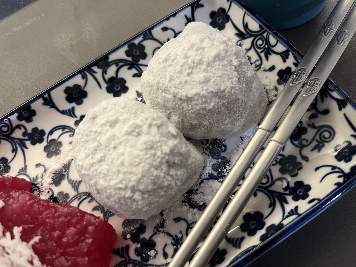 kuchingkp's tweet photo. Kuih（クエ）の6回目。
白いのは「クエ・モチ（Kuih Mochi）」。日本の「大福」や「餅」にルーツを持つ。モチモチの生地に、やもち粉がまぶされています。中身はピーナッツと胡麻ミックス。
赤いのはクエ・サグ（Kuih Sagu）」。タピオカを蒸してローズシロップなどで色付け、ほんのり華やかな香り。 https://t.co/6UWBpONQ20