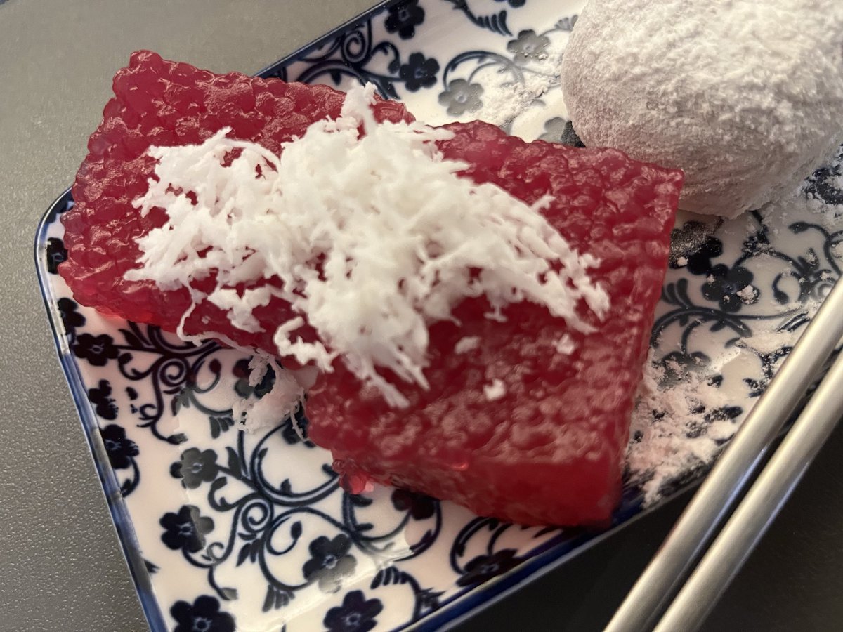 kuchingkp's tweet photo. Kuih（クエ）の6回目。
白いのは「クエ・モチ（Kuih Mochi）」。日本の「大福」や「餅」にルーツを持つ。モチモチの生地に、やもち粉がまぶされています。中身はピーナッツと胡麻ミックス。
赤いのはクエ・サグ（Kuih Sagu）」。タピオカを蒸してローズシロップなどで色付け、ほんのり華やかな香り。 https://t.co/6UWBpONQ20
