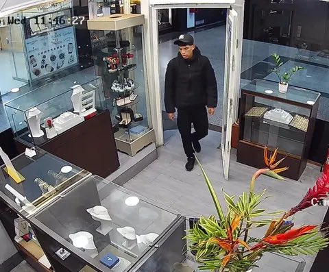 freddyzur's tweet photo. 🚨 ROBO EN JOYERÍA DE PLAZA LAS AMÉRICAS

La mañana de este miércoles, un sujeto perpetró un robo en una joyería ubicada en el Centro Comercial Plaza Las Américas, municipio Baruta.

Según el reporte, el individuo solicitó ver una cadena y, mientras la empleada se la mostraba, tomó una fotografía del artículo. En un descuido, se la arrebató de las manos y huyó rápidamente del lugar.

Las autoridades investigan el hecho y buscan identificar al responsable.