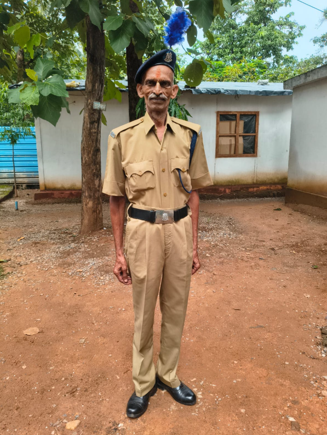 NalinisKitchen's tweet photo. THE IRONY OF THE INDIAN JUDICIAL SYSTEM.

This is Girvar Singh Tomar.

He joined the CRPF as a constable in 1991. Once, he had a small accident where his bicycle hit someone else’s bicycle by mistake.

In 1999, he was dismissed from his job after a complaint over a damaged bicycle.

He spent 27 years fighting to get his job back. During this time, he became a sadhu too.

In 2025, the High Court ordered his reinstatement. In 2026, at 54, he finally wore the CRPF uniform again.

He lost 27 years of his life and the chance to grow in his job, while so-called businessmen commit fraud worth crores, leave India and live a lavish life in London.

If it takes 27 years just to get your job back, I don’t call it justice.
