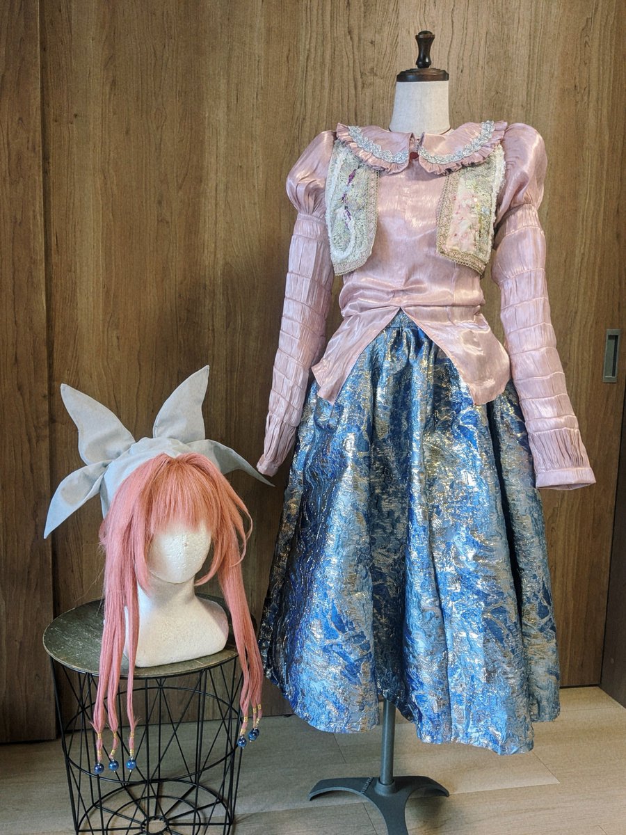 mememememaiiii's tweet photo. HUNTERXHUNTER/ネオンノストラードの衣装を仕立てました🪡
髪の毛の先についてるビーズがお気に入りです☄️ https://t.co/aQSW9QlcRQ