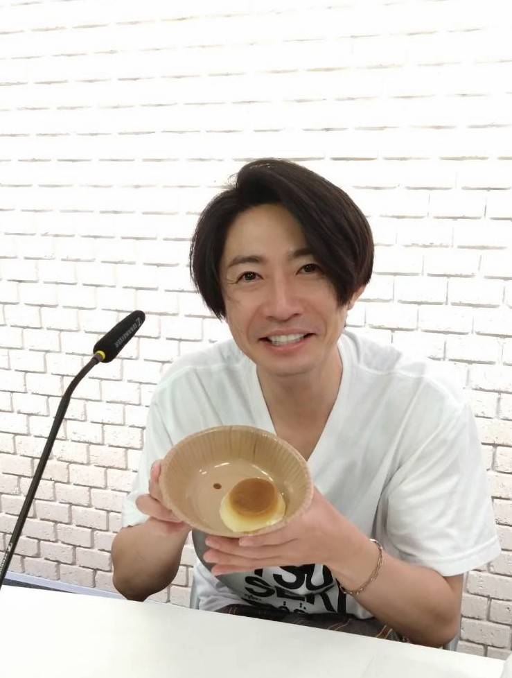 aiba_joqr's tweet photo. 本日24:00からは「相葉雅紀のレコメン！リミックス」     
今回は「とあること」をお祝い🎉している相葉くんを1枚📸　相葉くんが持っているのは、おなじみのあのスイーツですが…、みなさんもうおわかりですよね⁉️
詳しくは本日の放送をお聴きください📻
https://t.co/kBoBz7E1Fe https://t.co/lm6S97XEwJ