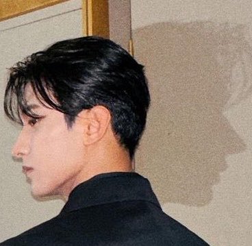 KyeomsBaekery's tweet photo. even dokyeom’s shadow is expensive-looking like please https://t.co/ckmFBtcM7C