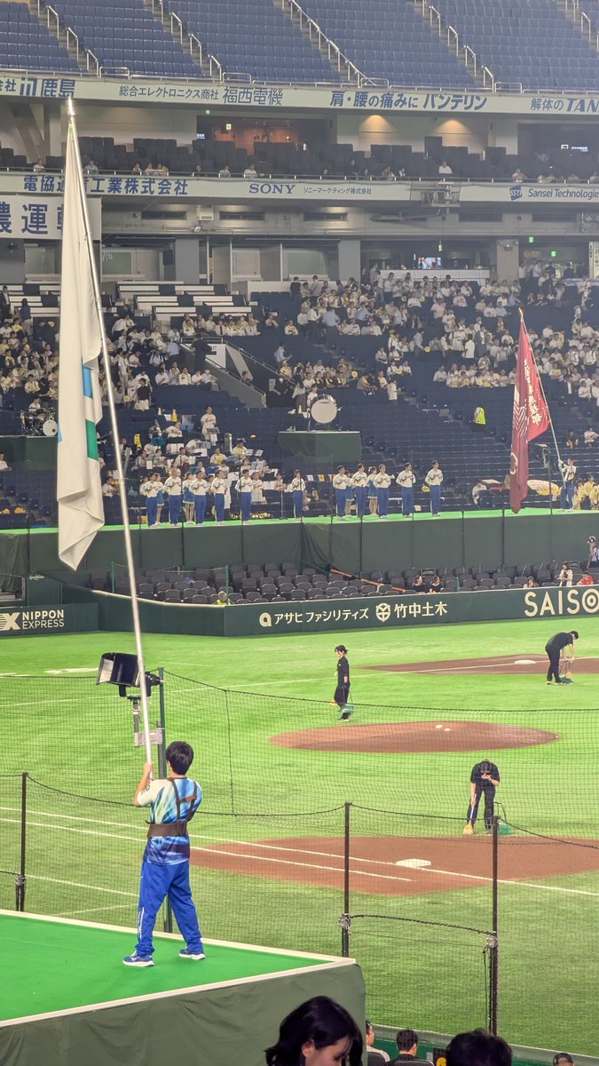 mmfp0708's tweet photo. 王子の社旗って旗の大きさに対してポール長すぎない？ずっと気になってた https://t.co/x05EAsvbdx