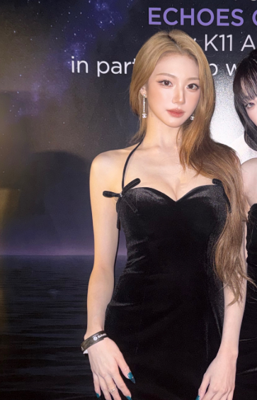 oddXinyeoubi's tweet photo. welcome back predebut blonde xinyu https://t.co/8lGQaARfOZ