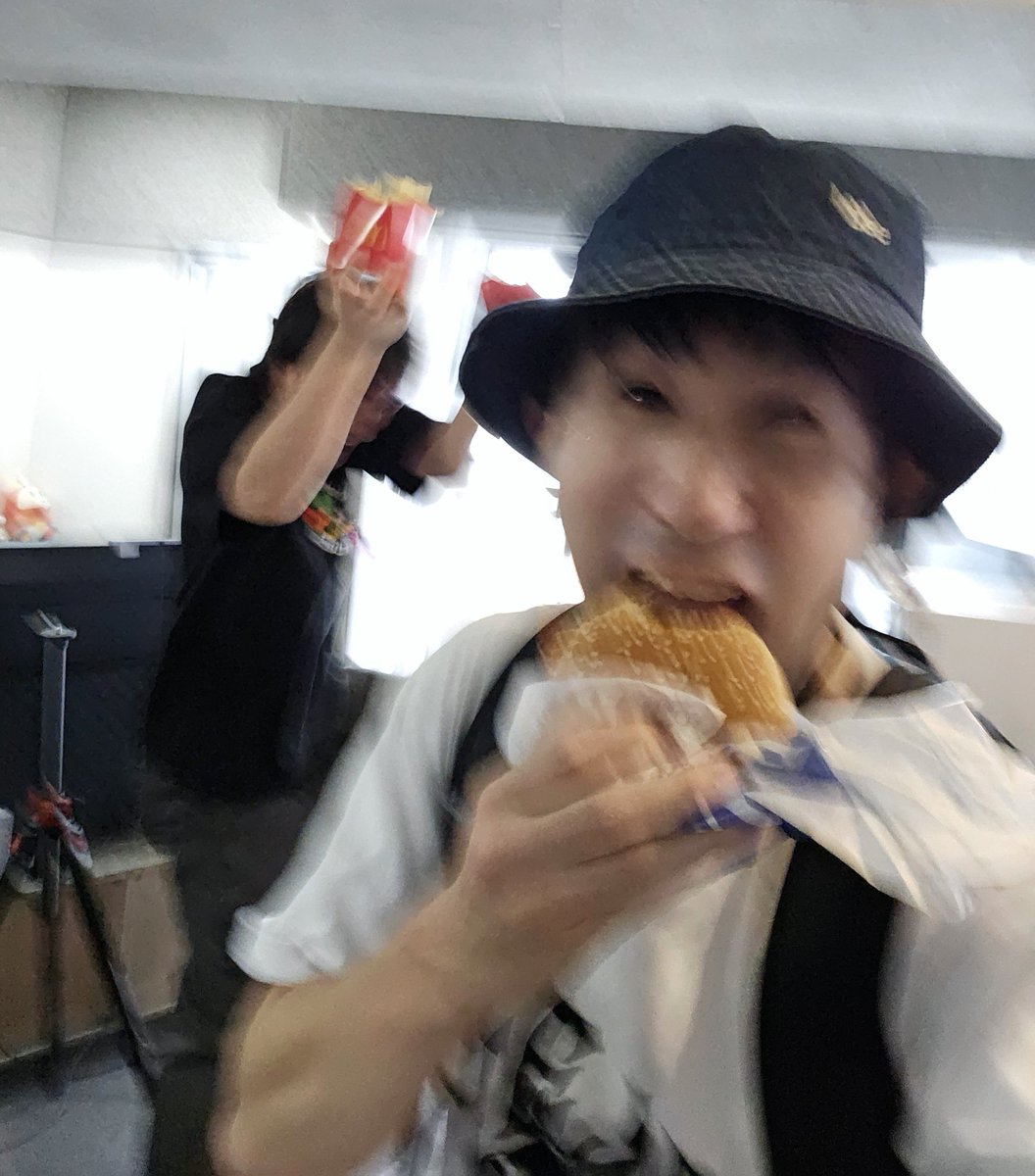 CYBER_HAKABA's tweet photo. 帰国したぞ！！！！！！！！！！！

久しぶりの日本食うめぇ〜！！！！！ https://t.co/pqFeOmr8w3