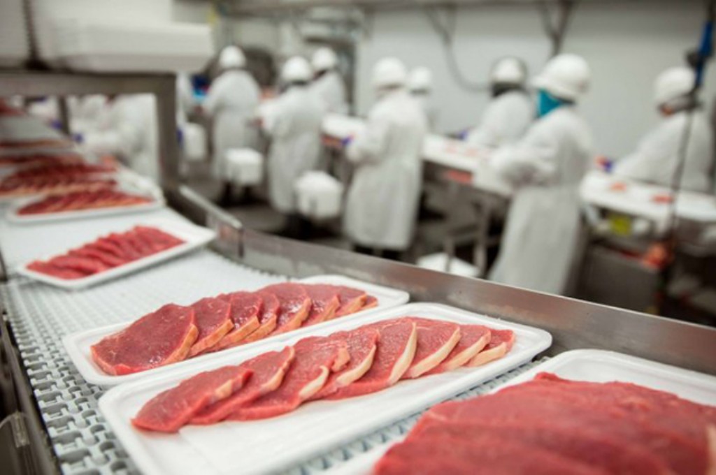 qcom_es's tweet photo. La cadena ganadero-cárnica valora la suspensión de importaciones de carne de Brasil
Organizaciones de productores e industria cárnica exigen a la UE mantener la firmeza y piden reforzar las garantías sanitarias exigidas a la producción de terceros países
https://t.co/bWdztcfrTa https://t.co/05zpbYd3z9