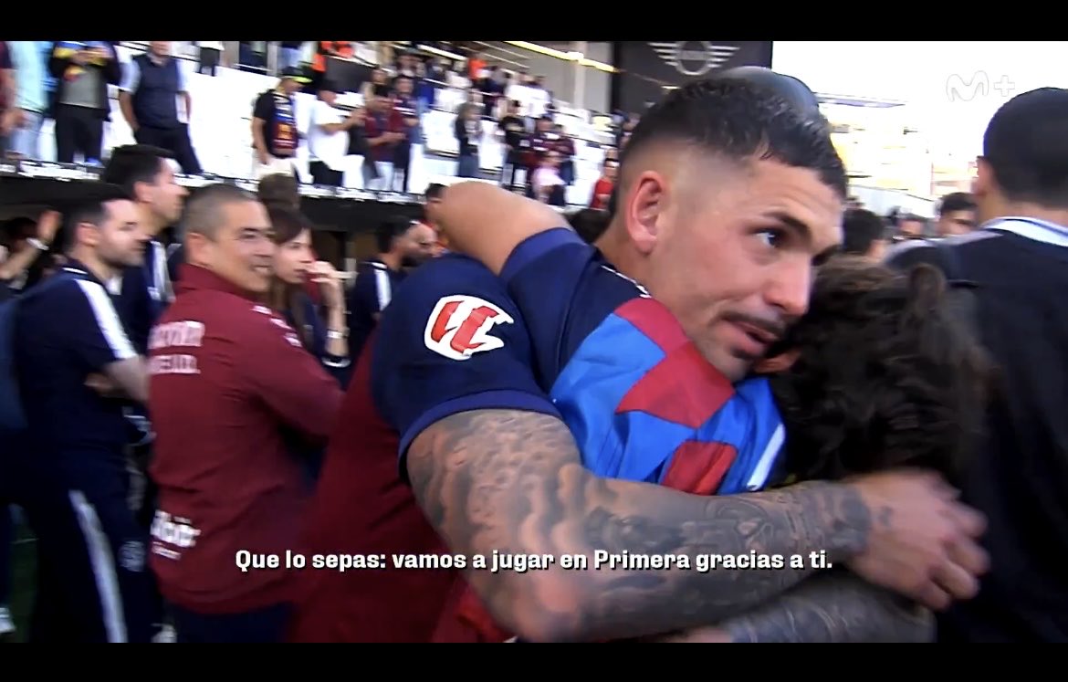 mariavallsa's tweet photo. Ya te lo dijo Dela aquella tarde. Los granotas te estaremos eternamente agradecidos. Te mereces lo mejor. Siempre serás uno de los nuestros @LevanteUD #carlosalvarez https://t.co/TqW5V2t7cB