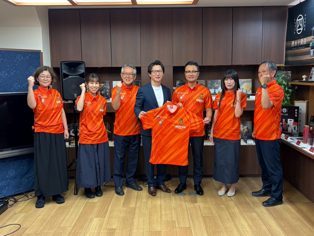 Veertien_VC's tweet photo. 🏐四日市観光協会×ヴィアティン四日市🏐
👕ポロシャツの贈呈について👕

四日市観光協会ご協力の下、日常業務などで職員の皆様がヴィアティン四日市のポロシャツを着していただけることになりました‼️

本日贈呈式も行いましたので報告いたします🙌

詳細はこちら⏬
https://t.co/A8tV49OPv5 https://t.co/GmLBc3IvGz